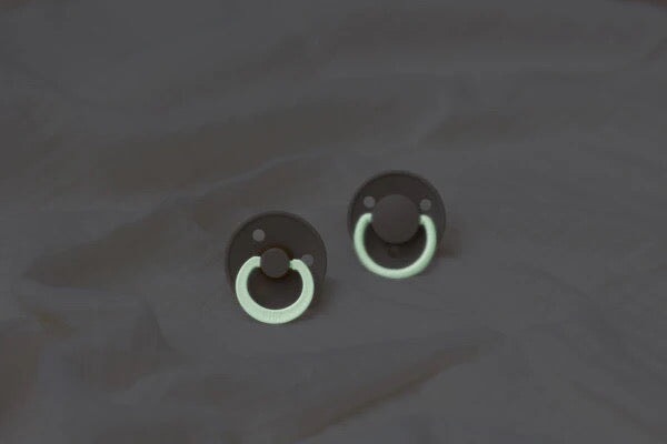 Suce Pacifier (Paquet de 2) - Vanille et Chêne Foncé (dark oak) phosphorescent - Bibs Accessoires bébés Bibs