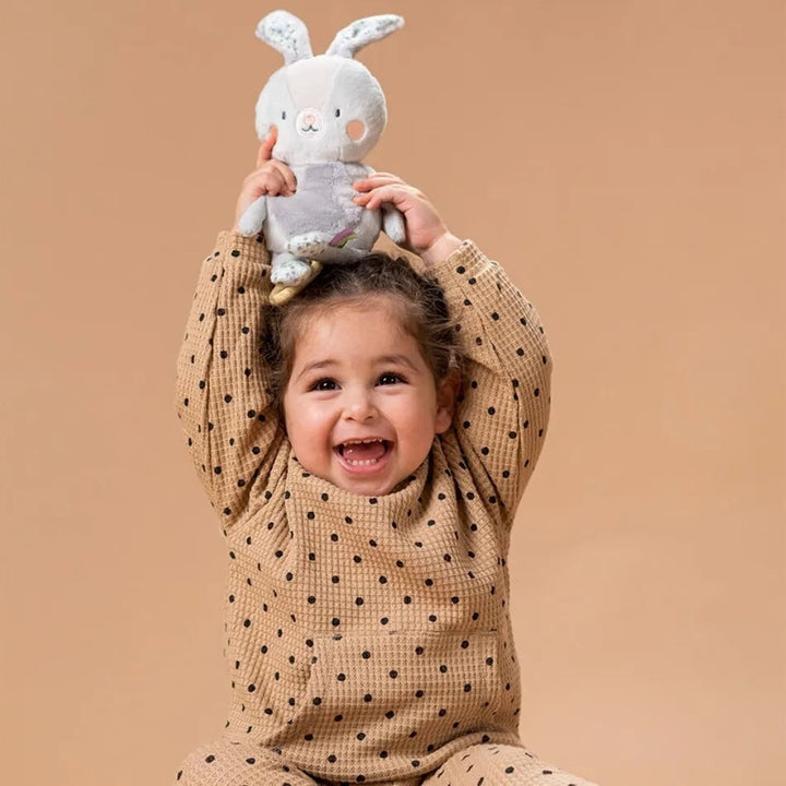 lapin musical Rylee jouet éveil attache poussette bébé