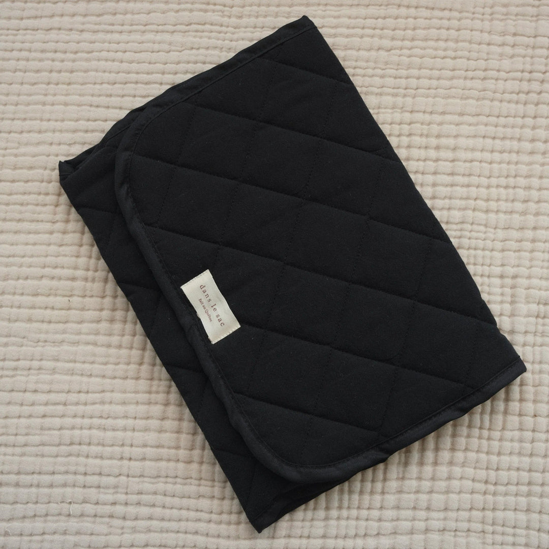Tapis de change matelassé noir Dans le sac Mlle et Coco