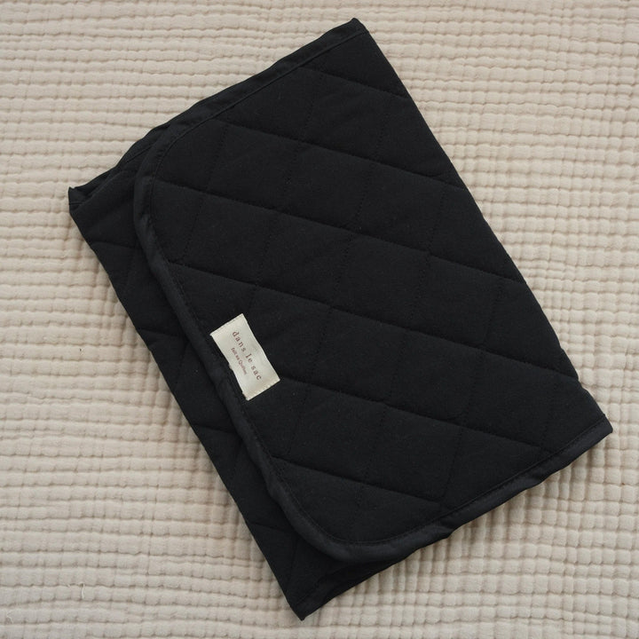 Tapis de change matelassé noir Dans le sac Mlle et Coco