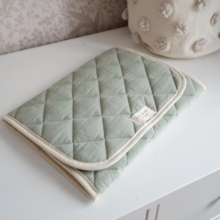 Tapis de change matelassé menthe Dans le sac Mlle et Coco