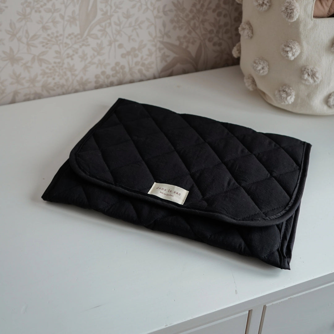 Tapis de change matelassé noir Dans le sac Mlle et Coco