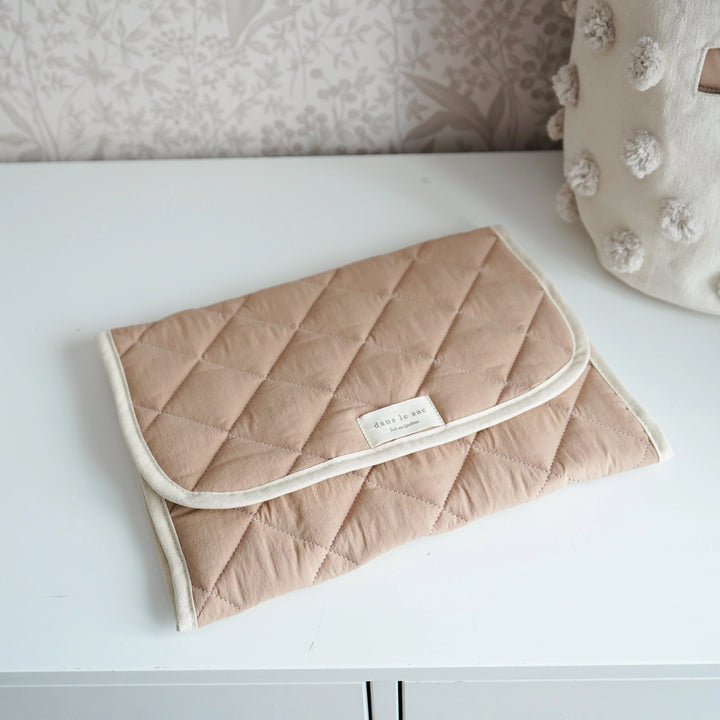 Tapis de change matelassé tan Dans le sac Mlle et Coco