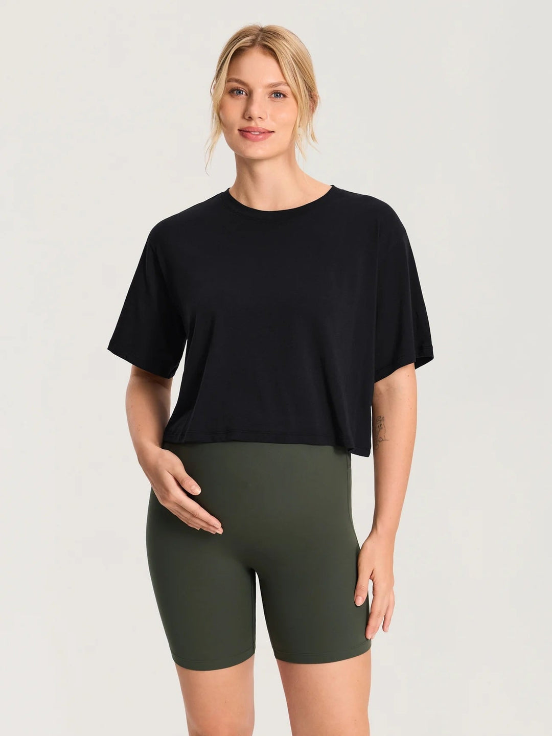 T-shirt de maternité court ample à manches courtes en coton modal noir Momanda Mlle et Coco