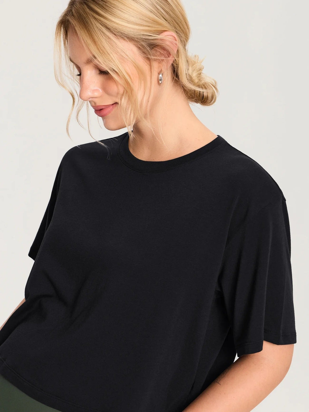 T-shirt de maternité court ample à manches courtes en coton modal noir Momanda Mlle et Coco