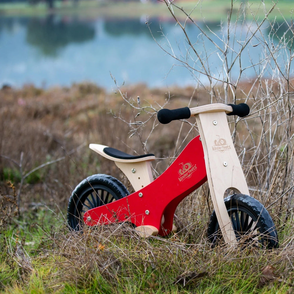 Vélo d'équilibre classique en bois rouge cerise Kinderfeets Mlle et Coco