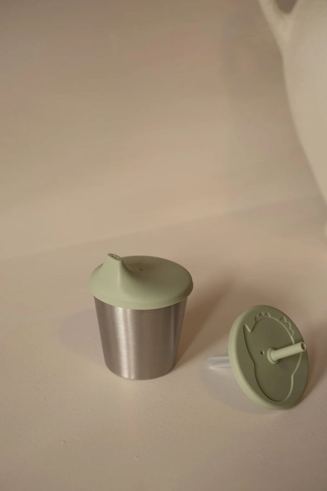 Gobelet à paille et à bec en acier inoxydable et silicone  2-en-1 vert tendre Micasso Mlle et Coco