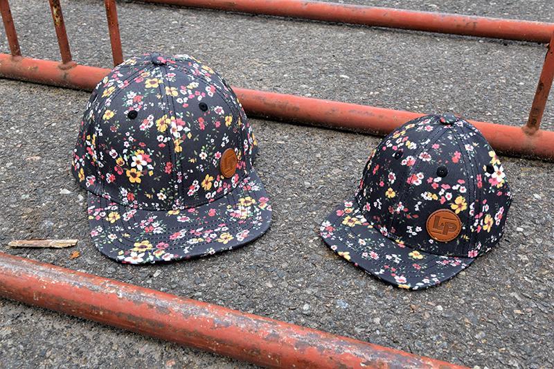 Casquette Snapback Florence - Noir avec fleurs rouges, blanches et jaunes - L&amp;P par L&amp;P vendu par MlleetCoco.com