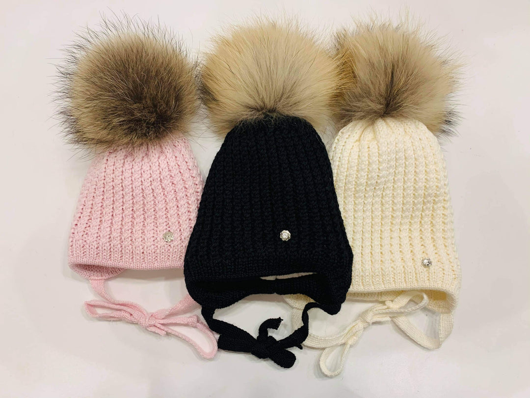 Tuque d'hiver tricot tressé avec cordon et pompon en fourrure recyclée (avec bijou) - Plusieurs couleurs - Barbaras par Barbaras vendu par MlleetCoco.com