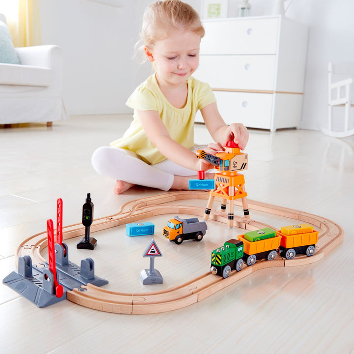 Train de bois - Circuit train de marchandise et grue - Hape par Hape vendu par MlleetCoco.com