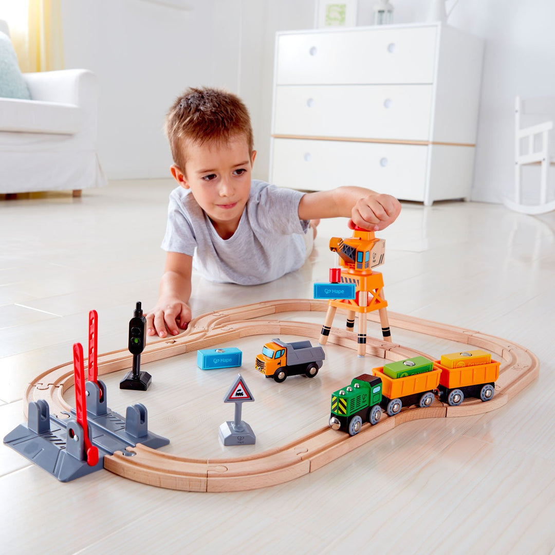 Train de bois - Circuit train de marchandise et grue - Hape par Hape vendu par MlleetCoco.com