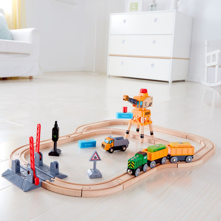 Train de bois - Circuit train de marchandise et grue - Hape par Hape vendu par MlleetCoco.com