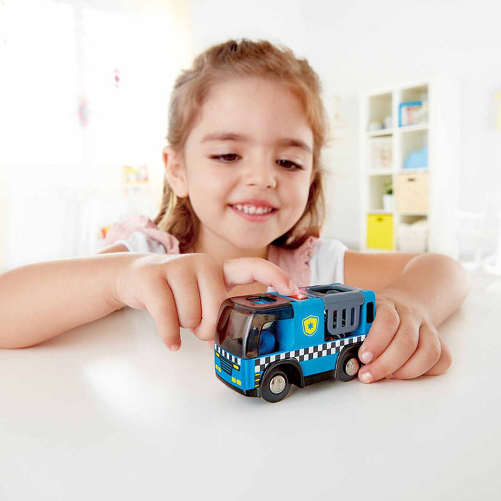 Voiture de police à piles - Hape par Hape vendu par MlleetCoco.com