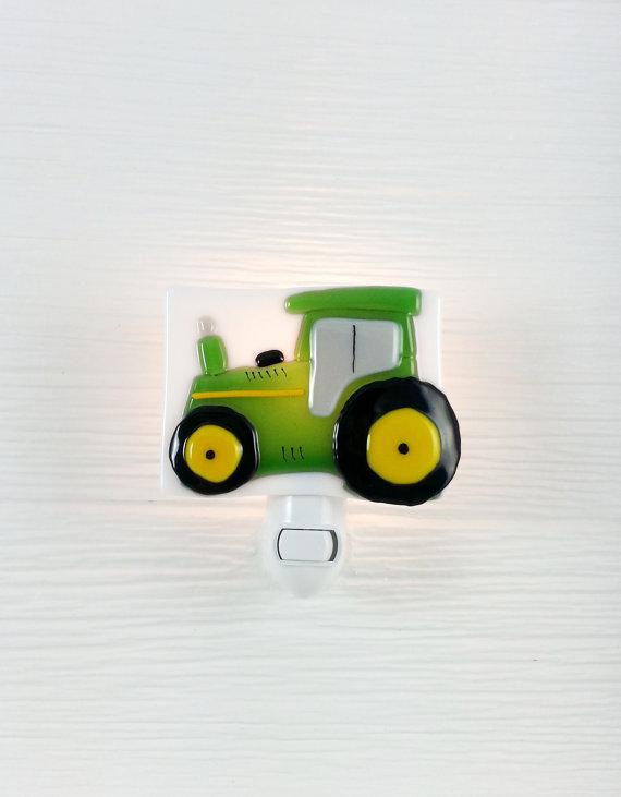 Veilleuse - Tracteur vert - Veille sur toi par Veille sur toi vendu par MlleetCoco.com