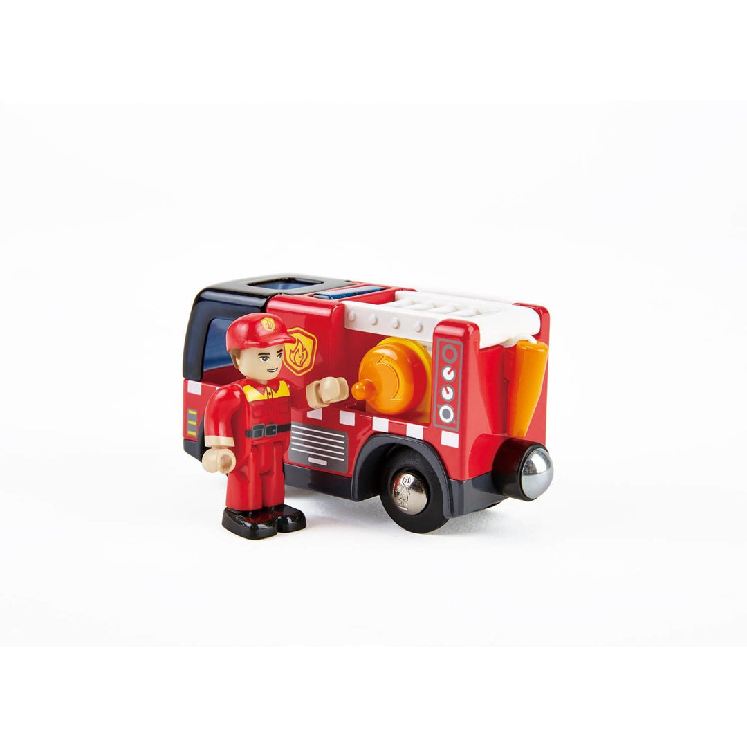 Camion de pompier à piles - Hape par Hape vendu par MlleetCoco.com