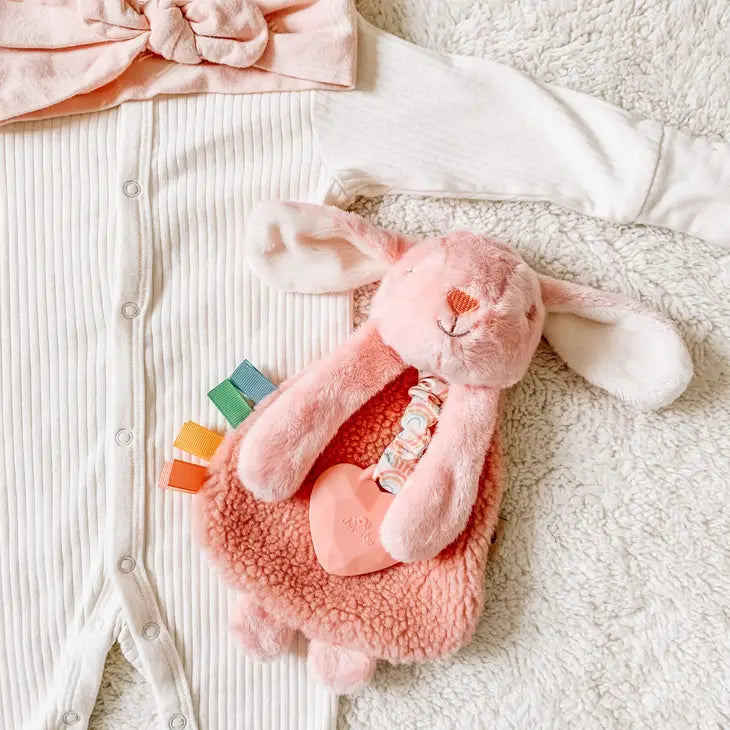 Itzy ritzy peluche jouet dentition silicone sensorielle lapin