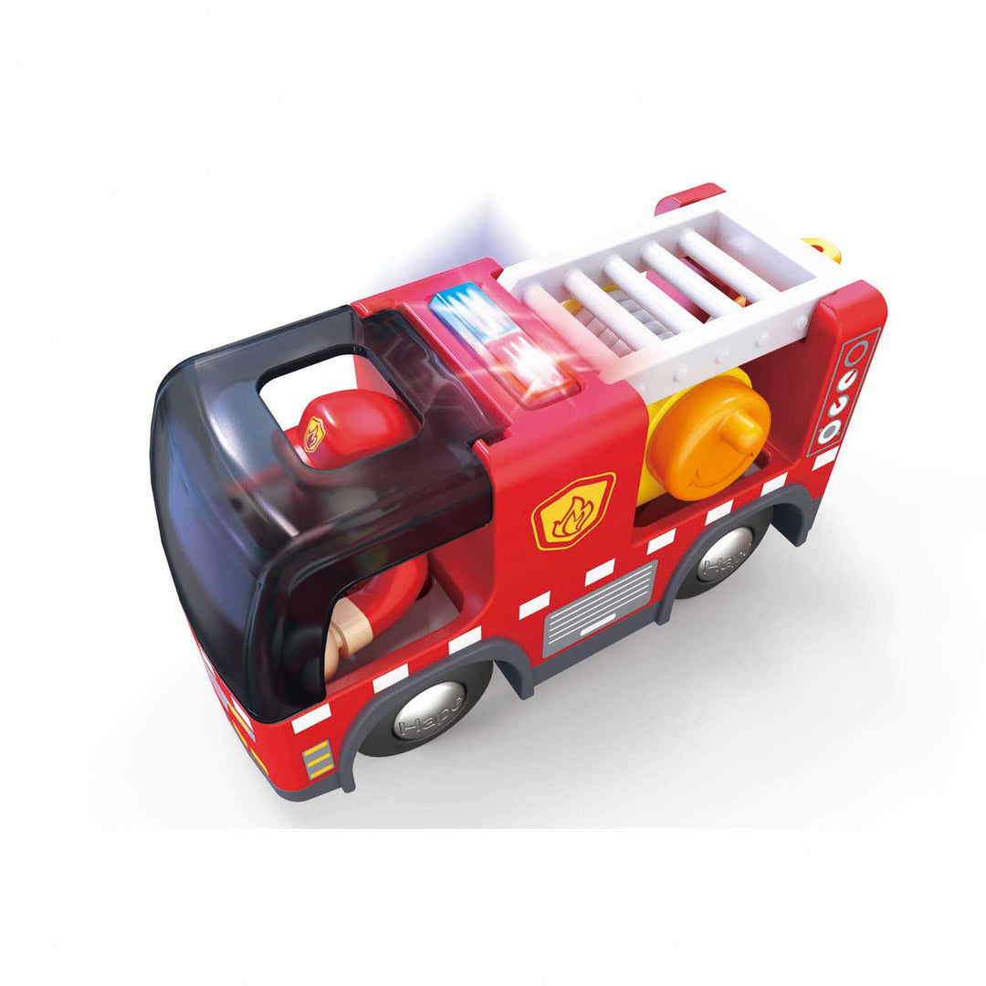 Camion de pompier à piles - Hape par Hape vendu par MlleetCoco.com