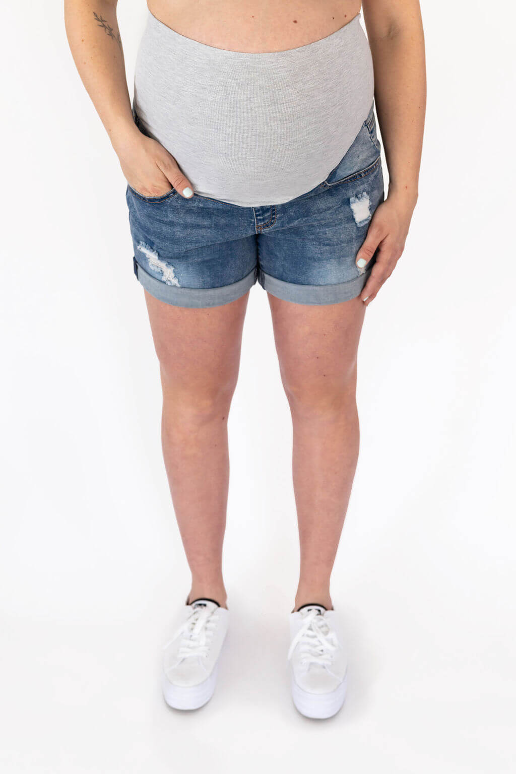short maternité jeans rose maternité délavé avec trous